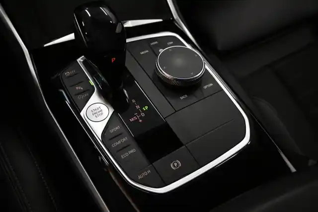 Musta Sedan, BMW 320 – CMV-494