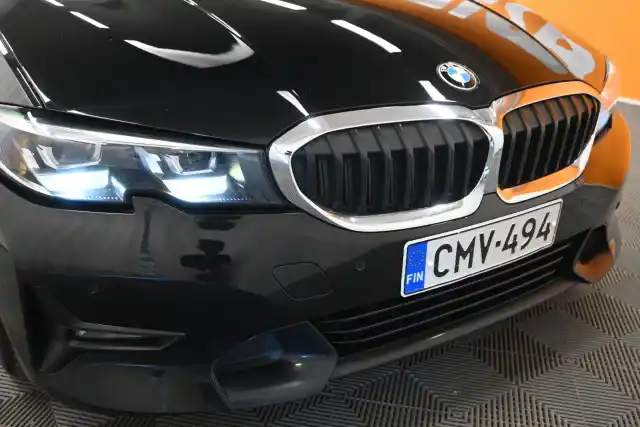 Musta Sedan, BMW 320 – CMV-494