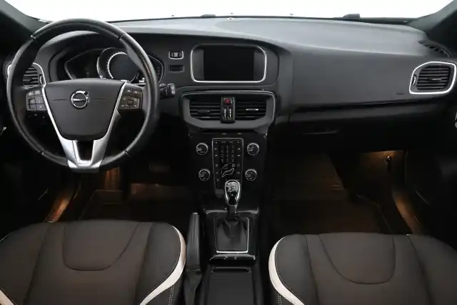 Musta Viistoperä, Volvo V40 – CMV-940