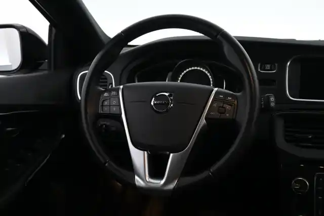 Musta Viistoperä, Volvo V40 – CMV-940