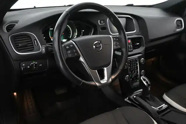 Musta Viistoperä, Volvo V40 – CMV-940