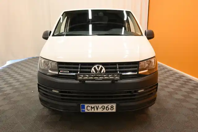 Valkoinen Pakettiauto, Volkswagen Transporter – CMV-968