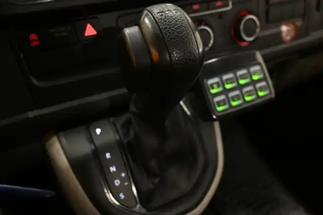 Valkoinen Pakettiauto, Volkswagen Transporter – CMV-968