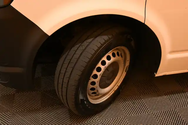 Valkoinen Pakettiauto, Volkswagen Transporter – CMV-968