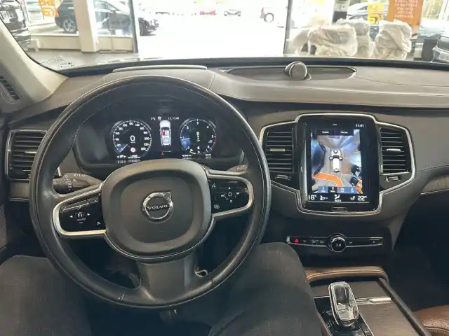 Harmaa Maastoauto, Volvo XC90 – CMX-136