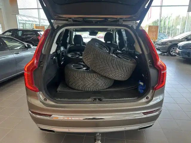 Harmaa Maastoauto, Volvo XC90 – CMX-136