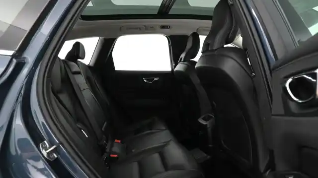 Sininen Maastoauto, Volvo XC60 – CMX-138