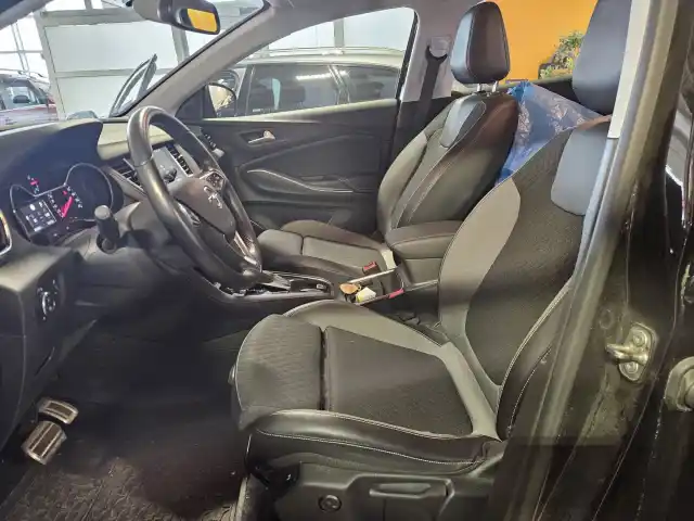 Musta Maastoauto, Opel Grandland X – CMX-945