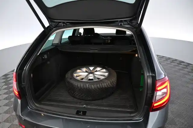 Harmaa Farmari, Skoda Octavia – CMY-466