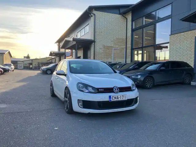 Valkoinen Viistoperä, Volkswagen Golf – CNA-171