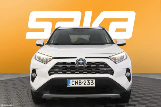 Valkoinen Maastoauto, Toyota RAV4 – CNB-233