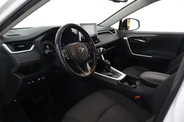 Valkoinen Maastoauto, Toyota RAV4 – CNB-233
