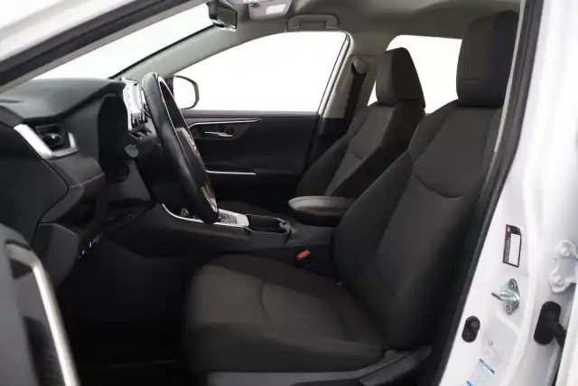 Valkoinen Maastoauto, Toyota RAV4 – CNB-233