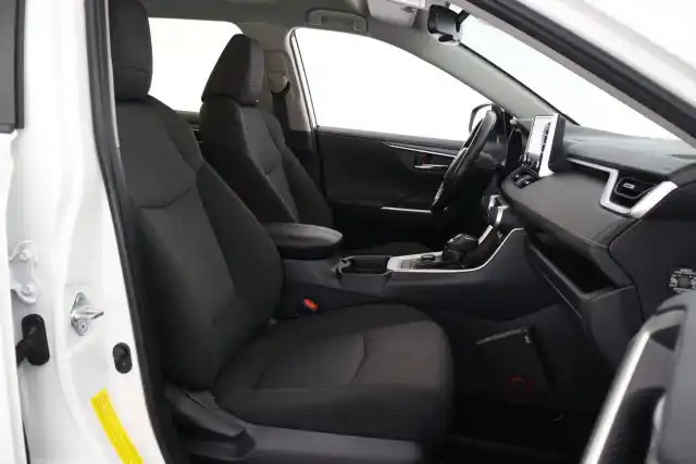 Valkoinen Maastoauto, Toyota RAV4 – CNB-233