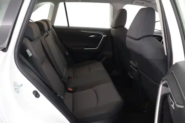 Valkoinen Maastoauto, Toyota RAV4 – CNB-233