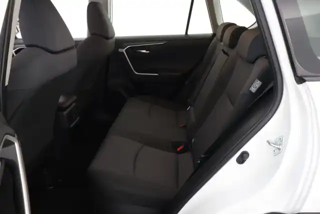 Valkoinen Maastoauto, Toyota RAV4 – CNB-233