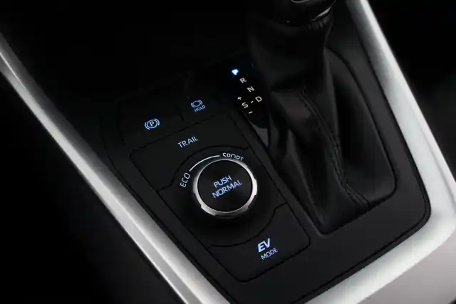 Valkoinen Maastoauto, Toyota RAV4 – CNB-233