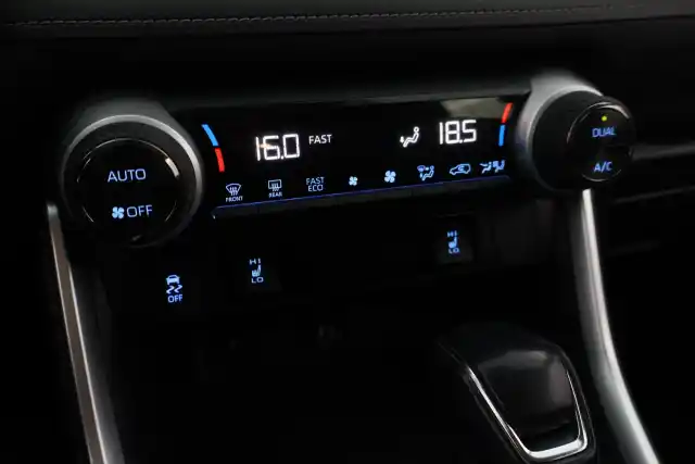 Valkoinen Maastoauto, Toyota RAV4 – CNB-233