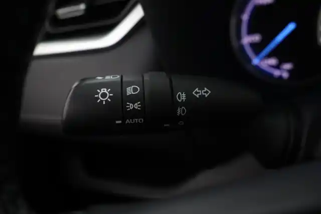 Valkoinen Maastoauto, Toyota RAV4 – CNB-233