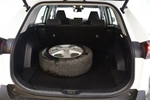 Valkoinen Maastoauto, Toyota RAV4 – CNB-233