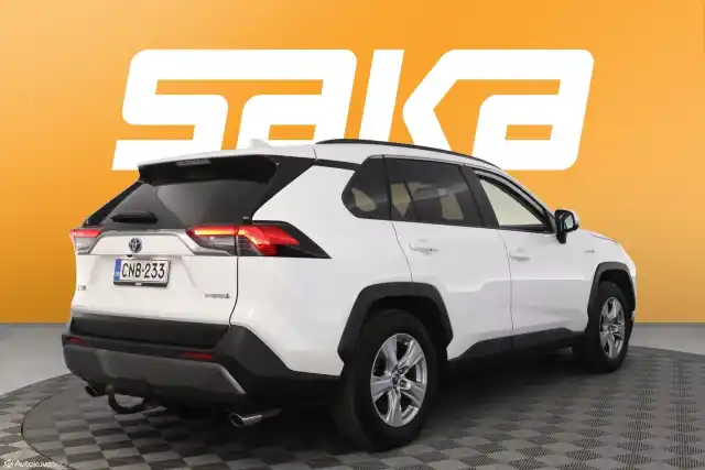 Valkoinen Maastoauto, Toyota RAV4 – CNB-233