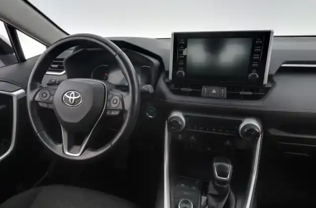 Valkoinen Maastoauto, Toyota RAV4 – CNB-233