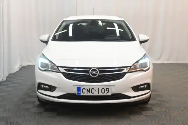 Valkoinen Farmari, Opel Astra – CNC-109