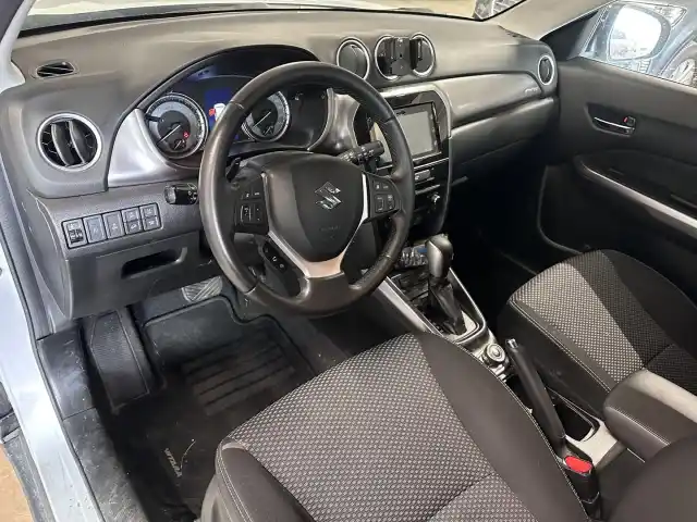 Valkoinen Maastoauto, Suzuki Vitara – CNC-373