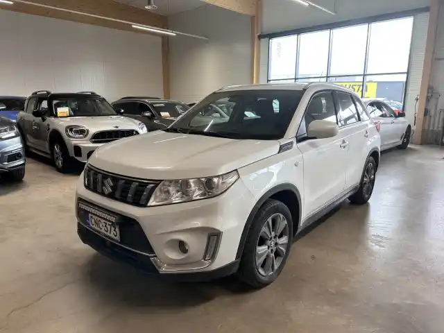 Valkoinen Maastoauto, Suzuki Vitara – CNC-373