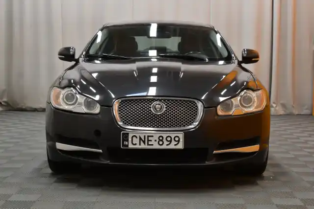 Harmaa Sedan, Jaguar XF – CNE-899