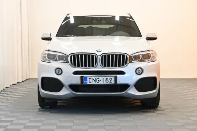 Harmaa Maastoauto, BMW X5 – CNG-162