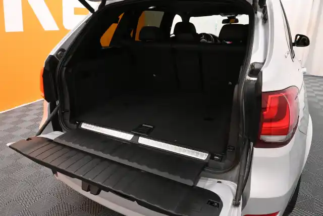 Harmaa Maastoauto, BMW X5 – CNG-162