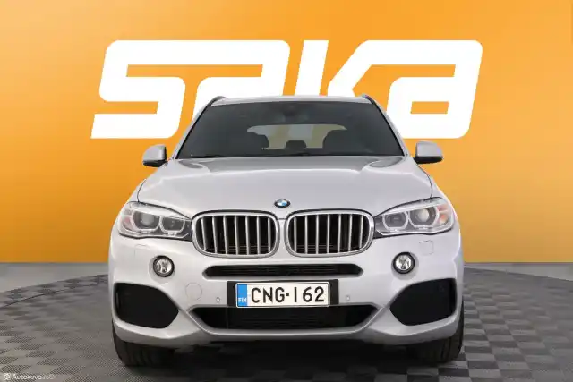 Harmaa Maastoauto, BMW X5 – CNG-162