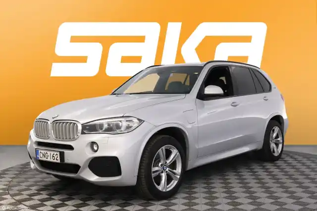 Harmaa Maastoauto, BMW X5 – CNG-162