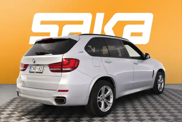 Harmaa Maastoauto, BMW X5 – CNG-162