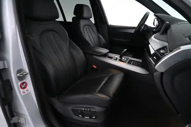 Harmaa Maastoauto, BMW X5 – CNG-162