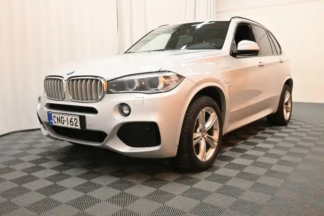 Harmaa Maastoauto, BMW X5 – CNG-162