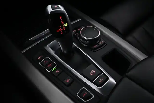 Harmaa Maastoauto, BMW X5 – CNG-162