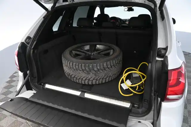 Harmaa Maastoauto, BMW X5 – CNG-162