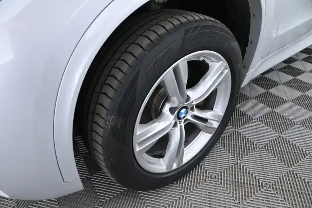 Harmaa Maastoauto, BMW X5 – CNG-162