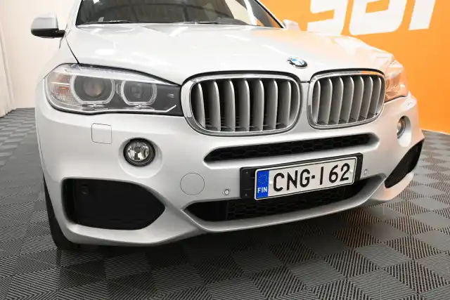 Harmaa Maastoauto, BMW X5 – CNG-162