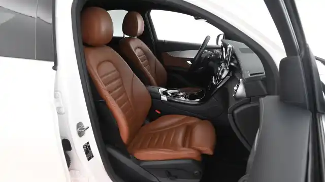 Valkoinen Coupe, Mercedes-Benz GLC – CNH-635