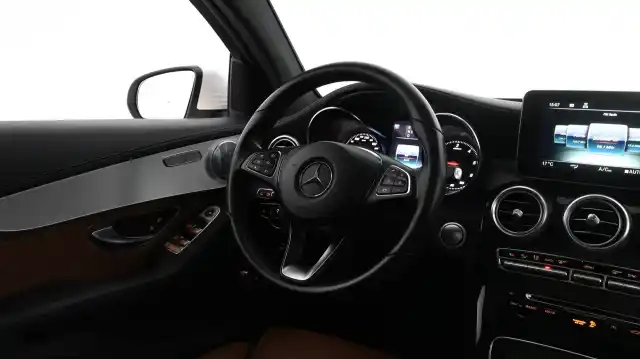 Valkoinen Coupe, Mercedes-Benz GLC – CNH-635