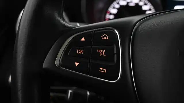 Valkoinen Coupe, Mercedes-Benz GLC – CNH-635
