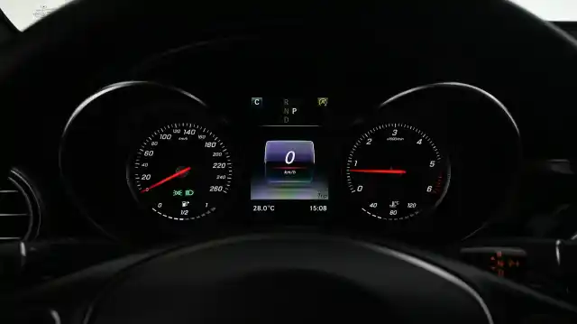 Valkoinen Coupe, Mercedes-Benz GLC – CNH-635