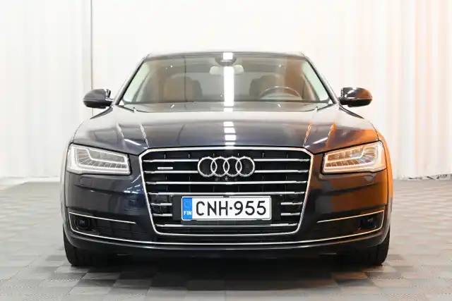 Sininen Sedan, Audi A8 – CNH-955