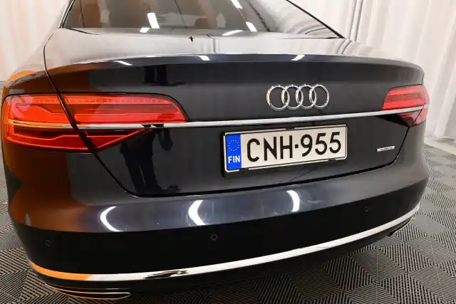 Sininen Sedan, Audi A8 – CNH-955