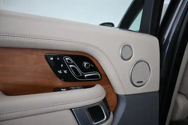 Harmaa Maastoauto, Land Rover Range Rover – CNI-222