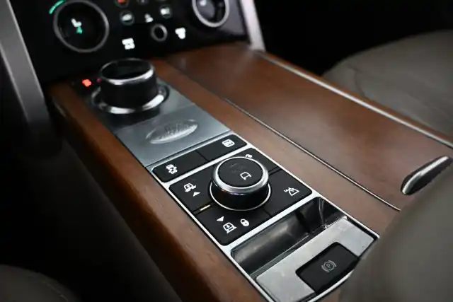 Harmaa Maastoauto, Land Rover Range Rover – CNI-222