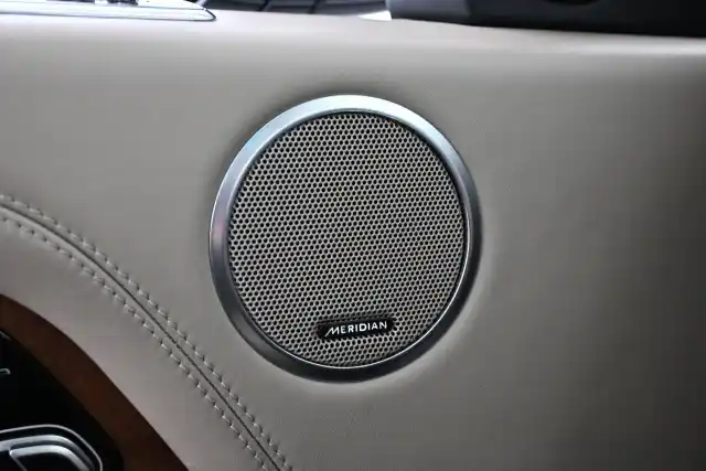 Harmaa Maastoauto, Land Rover Range Rover – CNI-222